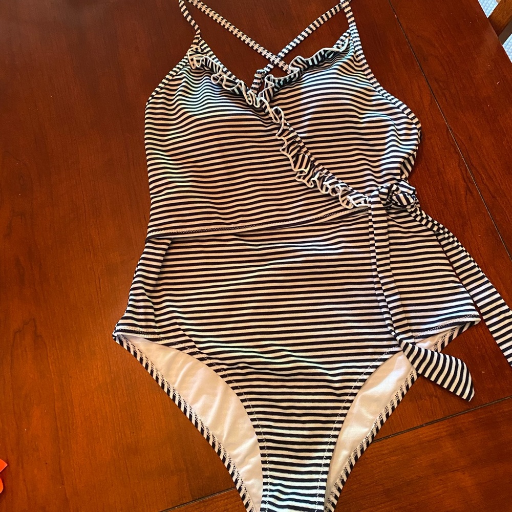 Cupshe Wrap Bathing Suit